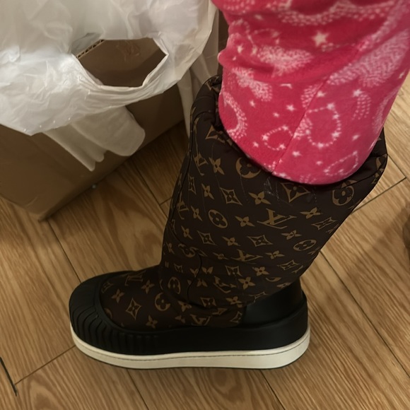 Brand new authentic Louis Vuitton monogram snow boots-RARE - Picture 7 of 8
